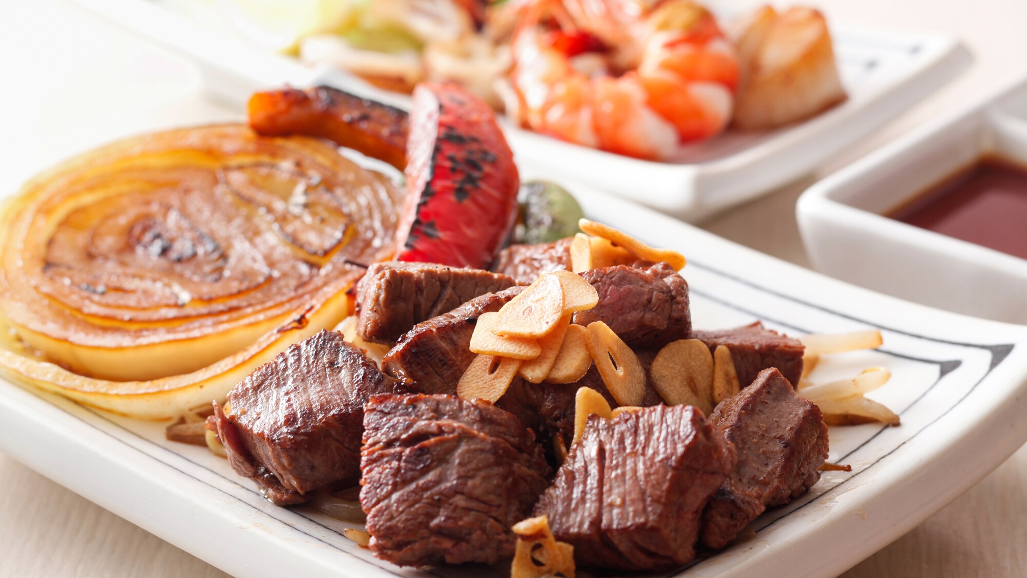 距離飯店步行2分鐘。在當地著名餐廳 Grill Eight 享用淡路牛肉和新鮮海鮮的鐵板燒晚餐。
