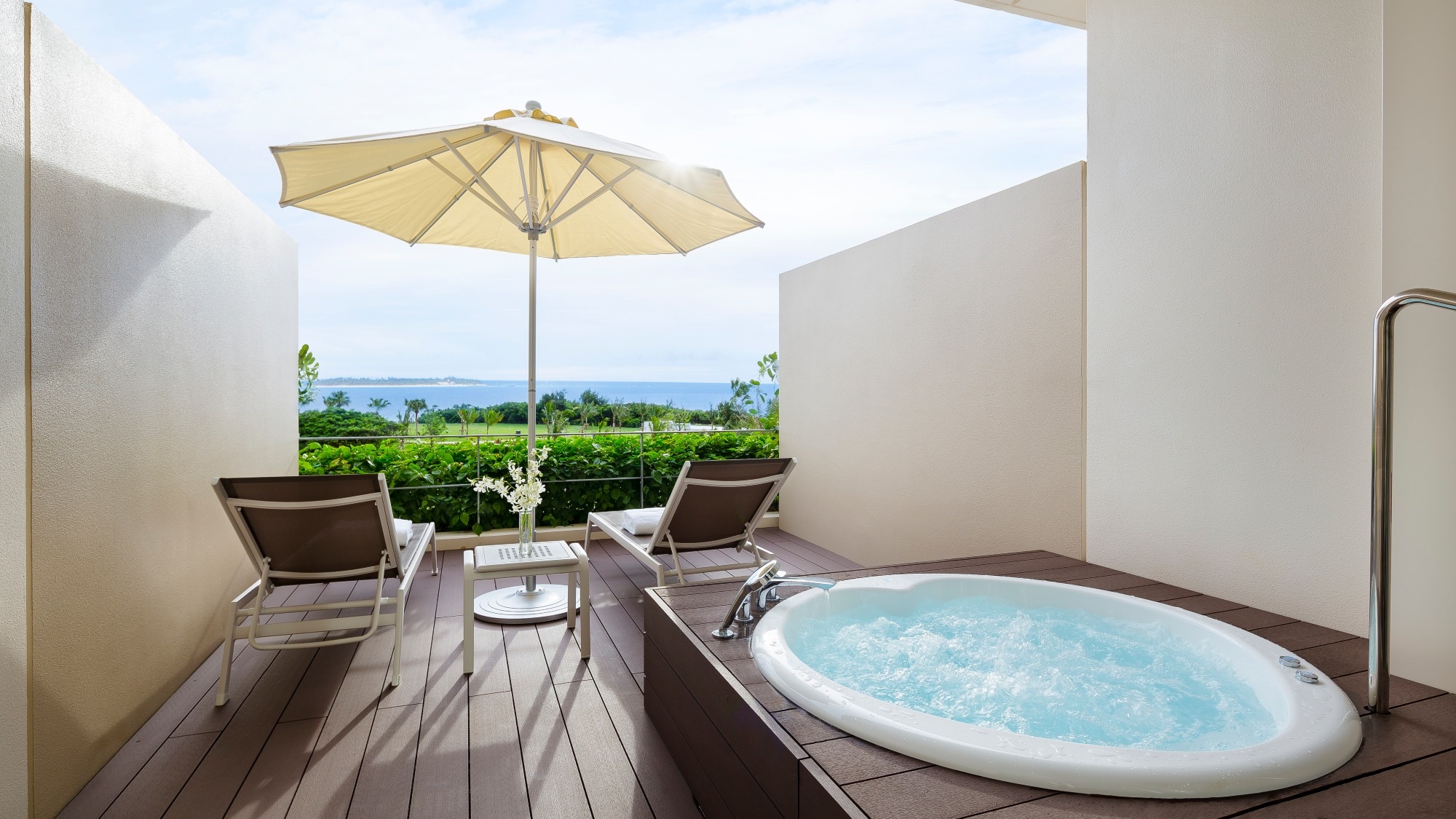 Executive room with twin beds, terrace and outdoor bath
