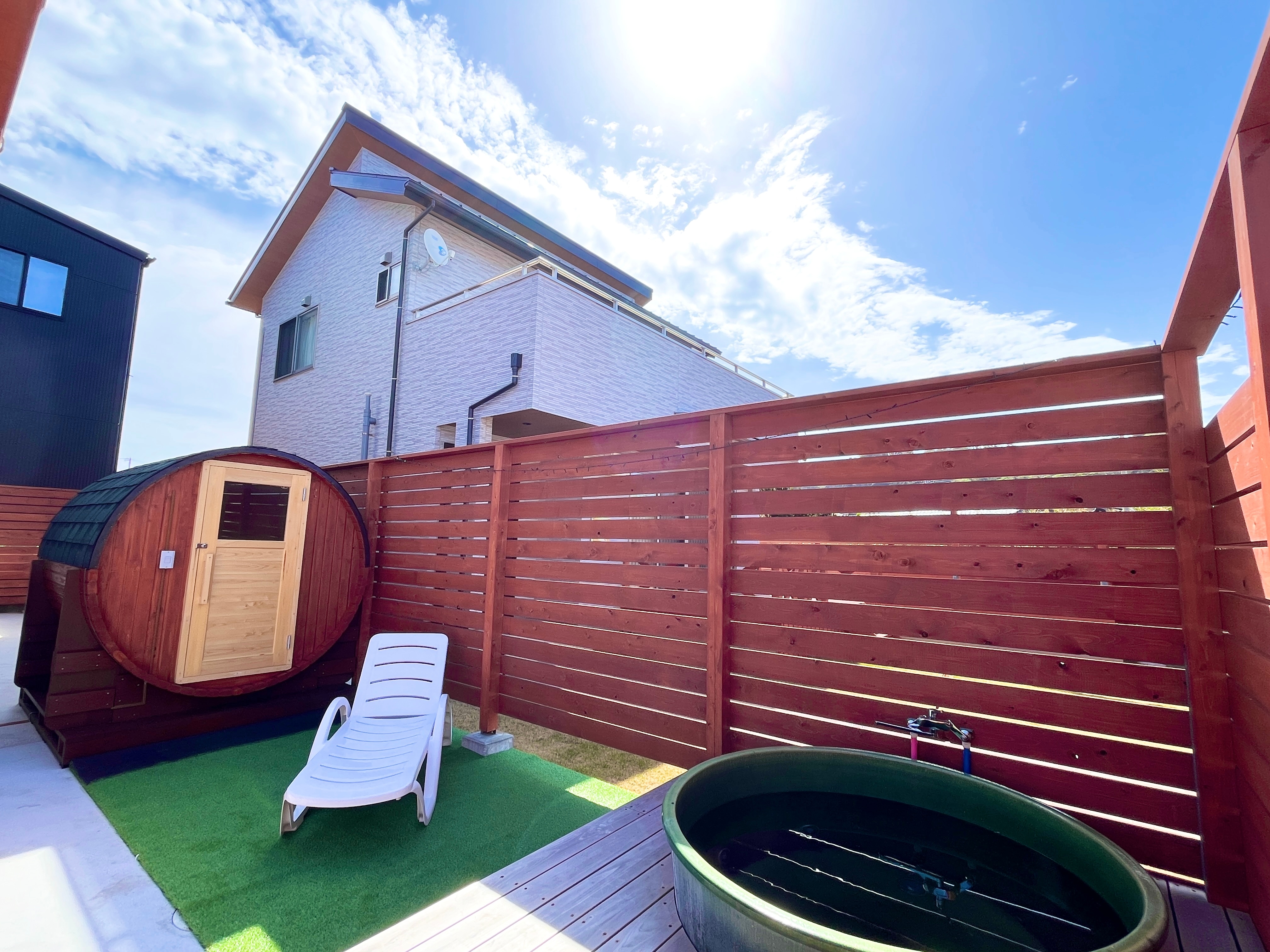 In front of the barrel sauna there is a relaxation space and an open-air bath where you can spend a blissful moment.