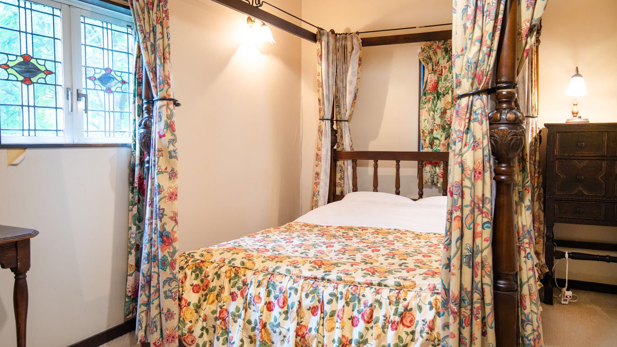 ・[Cottage 103: Phòng ngủ] Thức dậy vào buổi sáng với ánh sáng nhẹ nhàng chiếu qua cửa kính màu