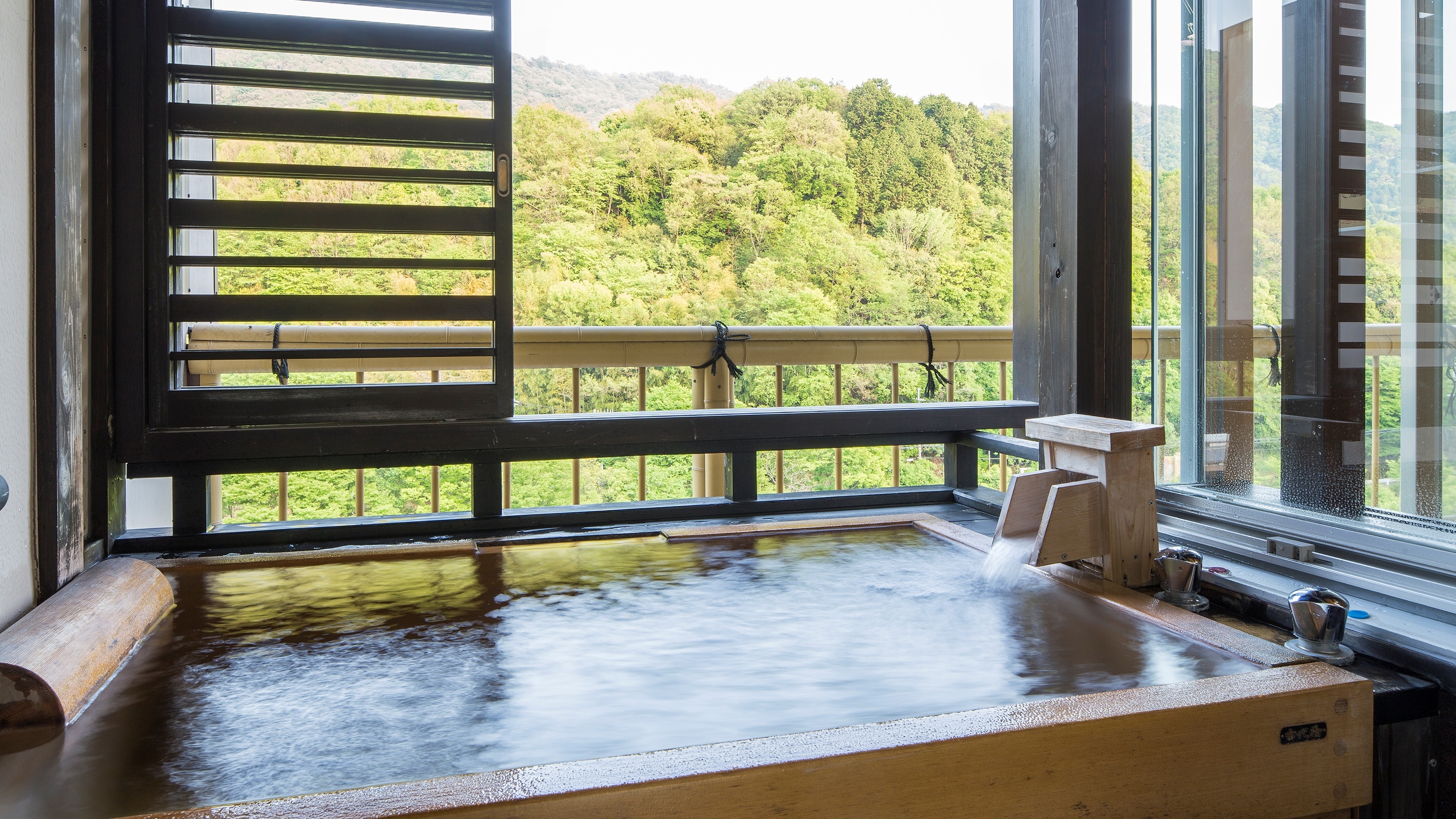 [Guest room open-air] The greenery of Mt. Satsuki makes you feel the nature that you can't think of in Osaka.