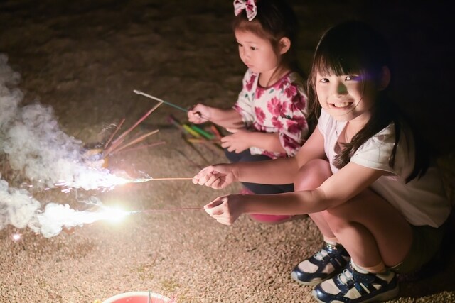 Anak-anak akan menerima kembang api genggam sebagai hadiah.