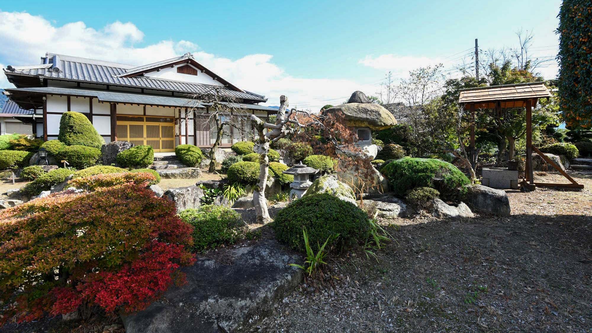 ・[外观] 位于甲州市盐山的隐秘旅馆，每天限住1组。整栋建筑为数寄屋式包租建筑，周围环绕着四季变幻的日式庭园。