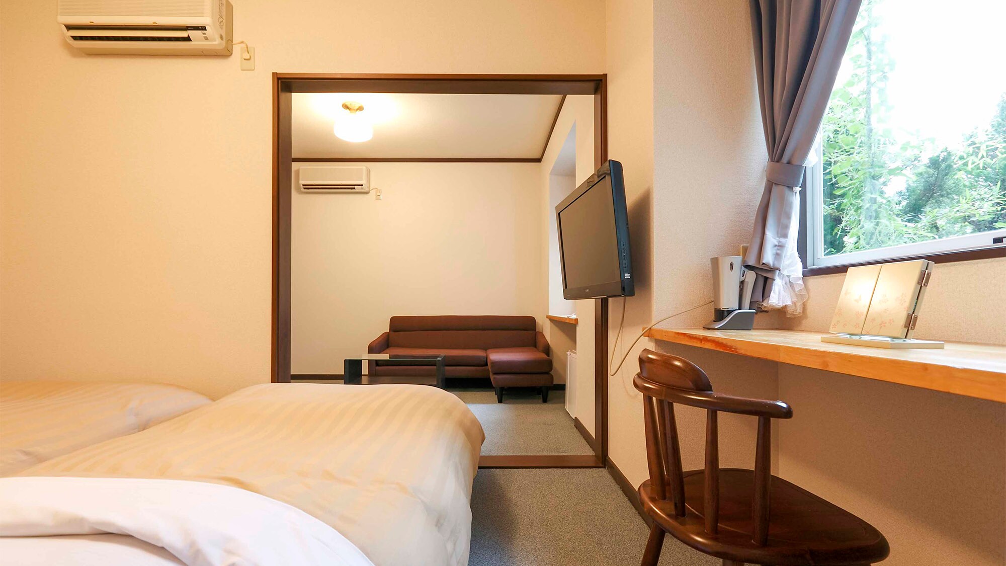 ・[Non-smoking] Twin (102): A spacious twin room. The bathroom is shared.