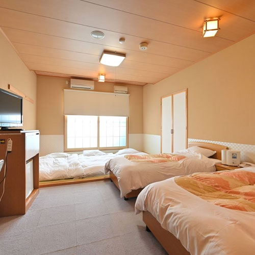 Example of a Japanese-Western twin room (3 extra futons)
