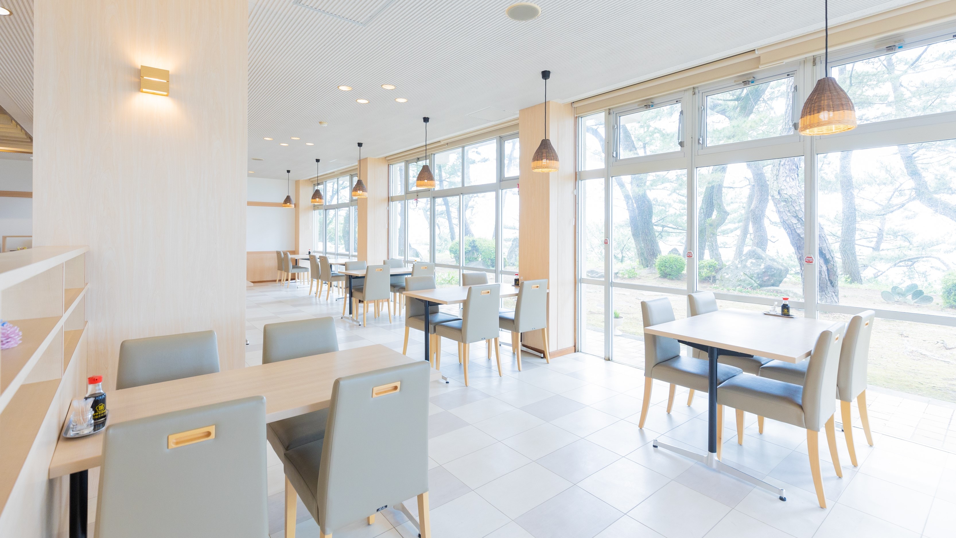 *Bên trong tòa nhà: Các bữa ăn được phục vụ tại nhà hàng ngoài trời, nơi bạn có thể ngắm cảnh bên ngoài.