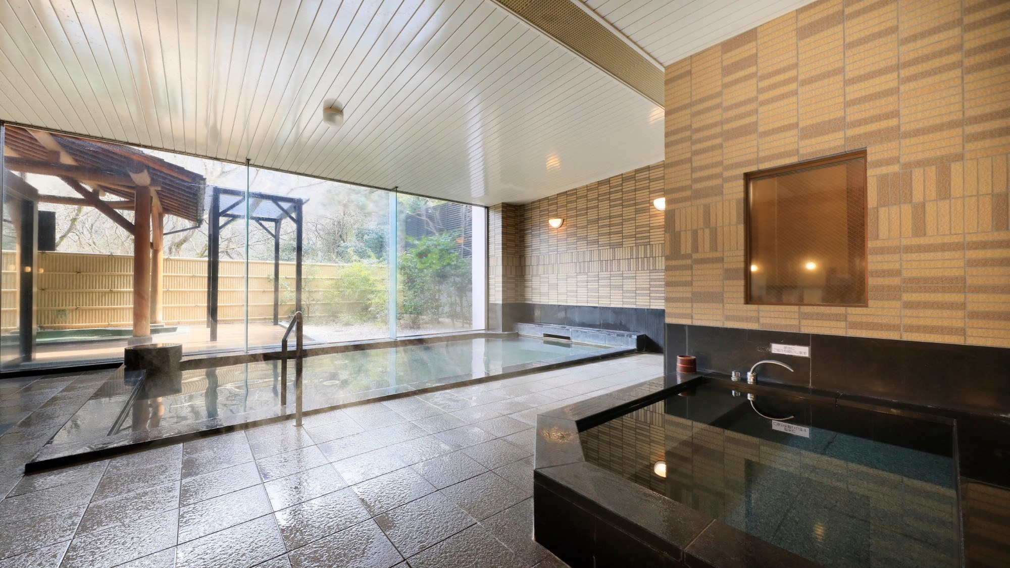 [Large communal bath] The in-house bath is spacious and has a feeling of liberation.
