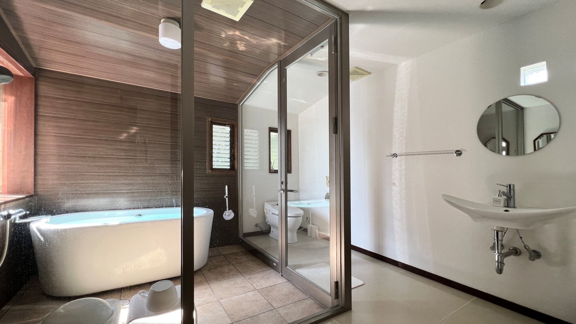 Kamar Mandi: Anda dapat mandi sambil melihat pemandangan laut.