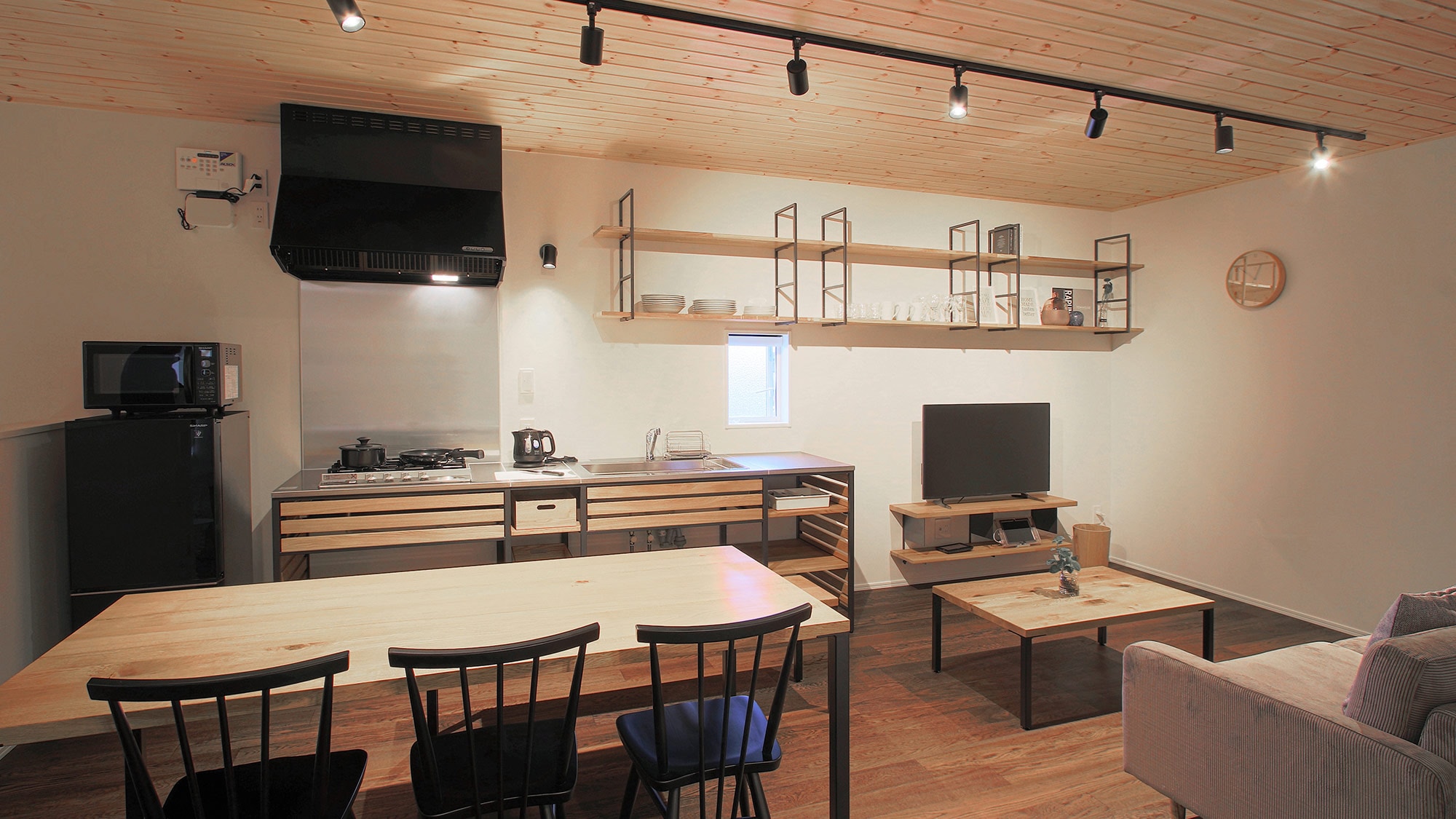 [2nd floor: living/dining] The large dining table is convenient for workdays!