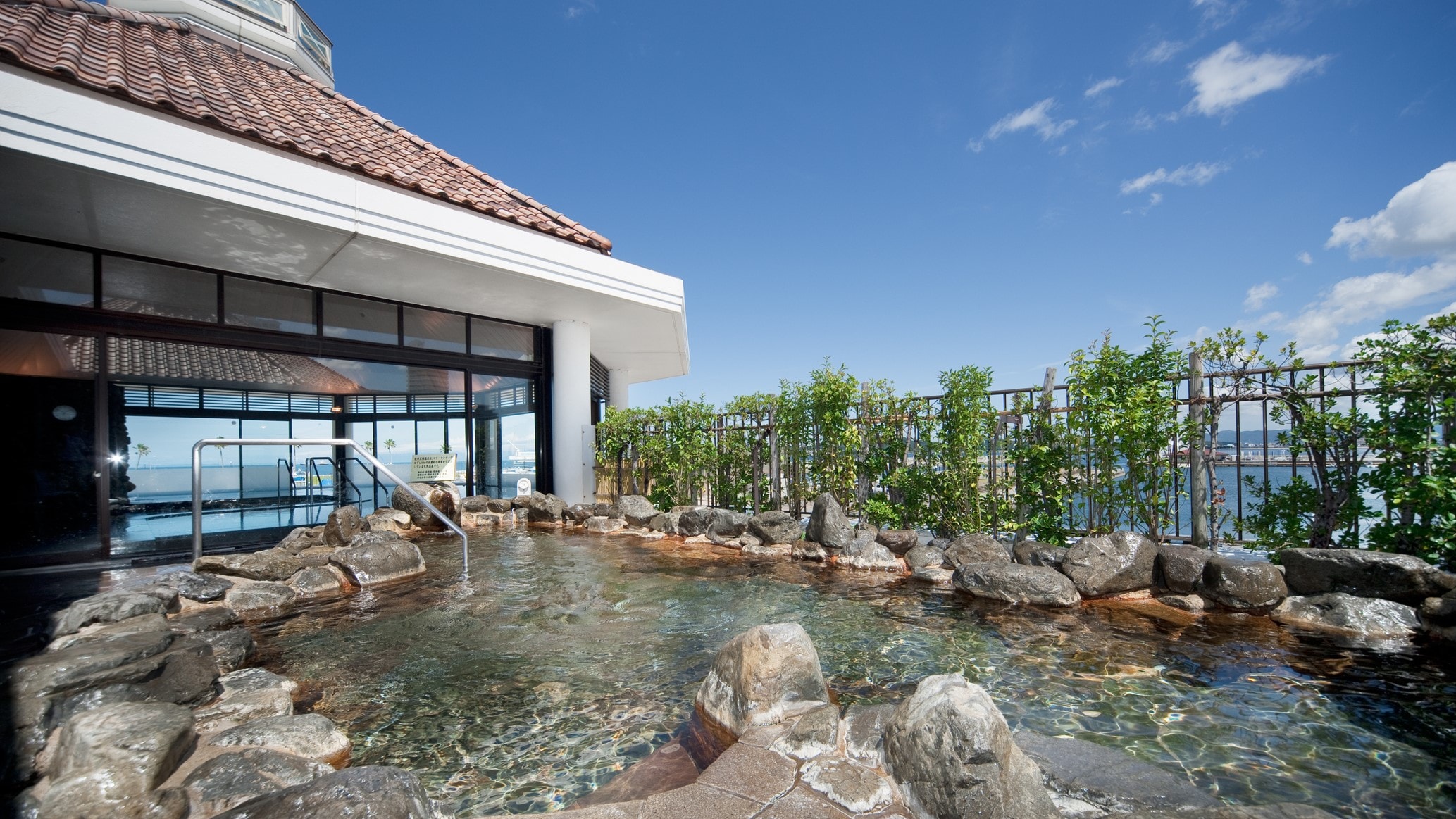"Kishu Kuroshio Onsen" is a hot spring facility popular with locals, overlooking the sea of Wakaura.