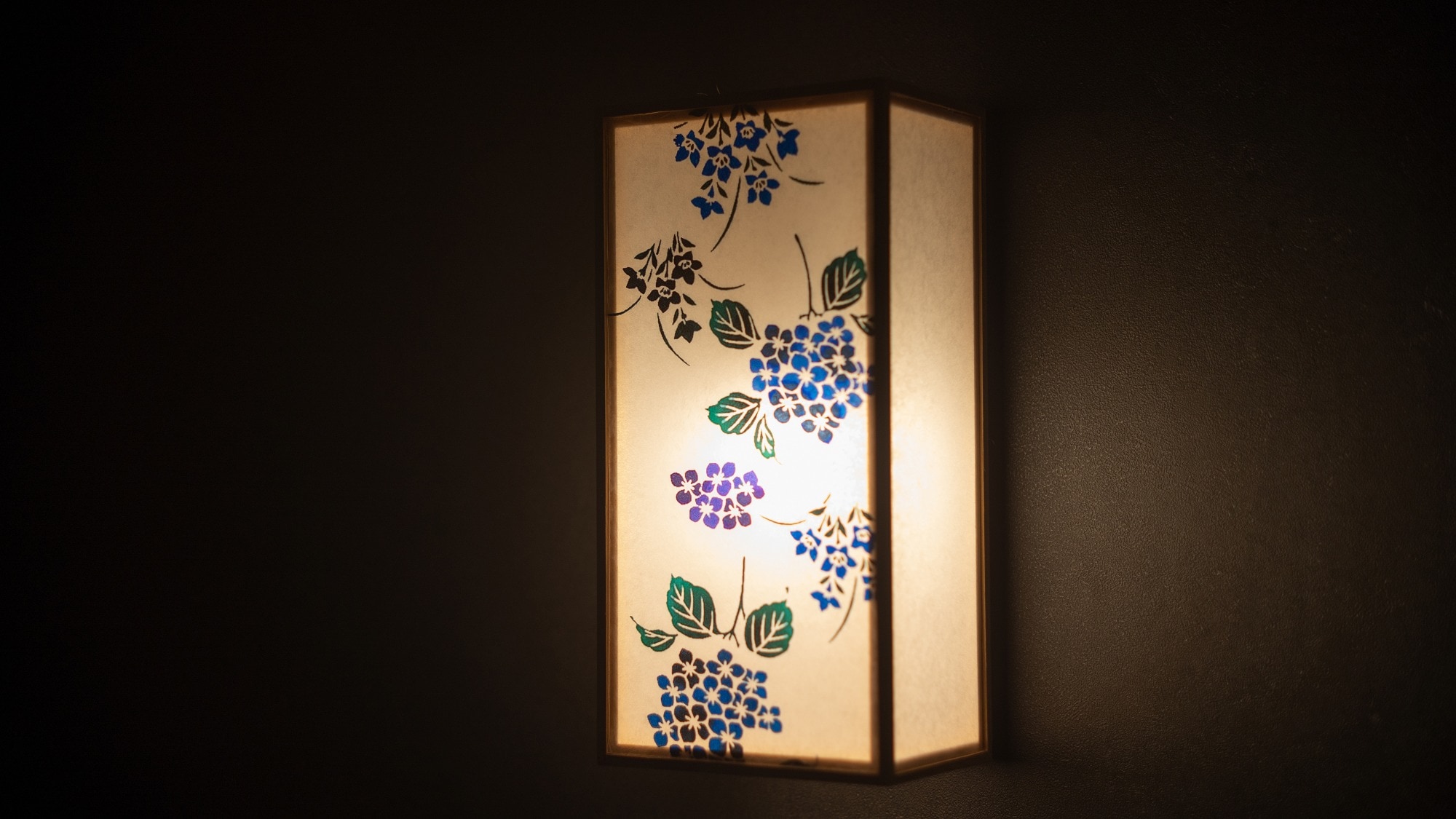 ◆Cozy spaces with different Japanese flower themes on each floor.