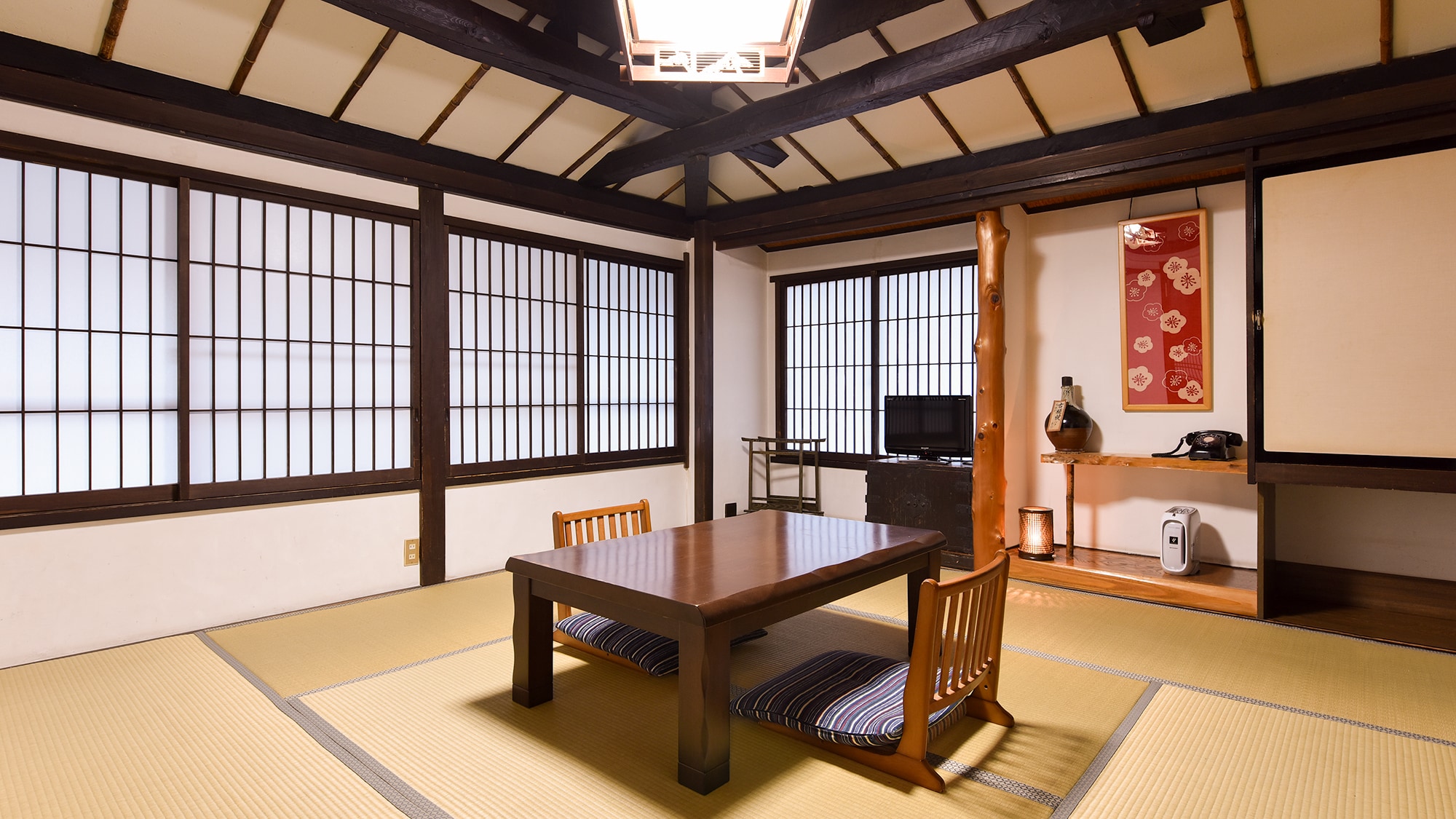 *~Botan~ Japanese-style room/8 tatami mats (no toilet): A bright room facing the street where you can feel the Satoyama lifestyle outside the window.