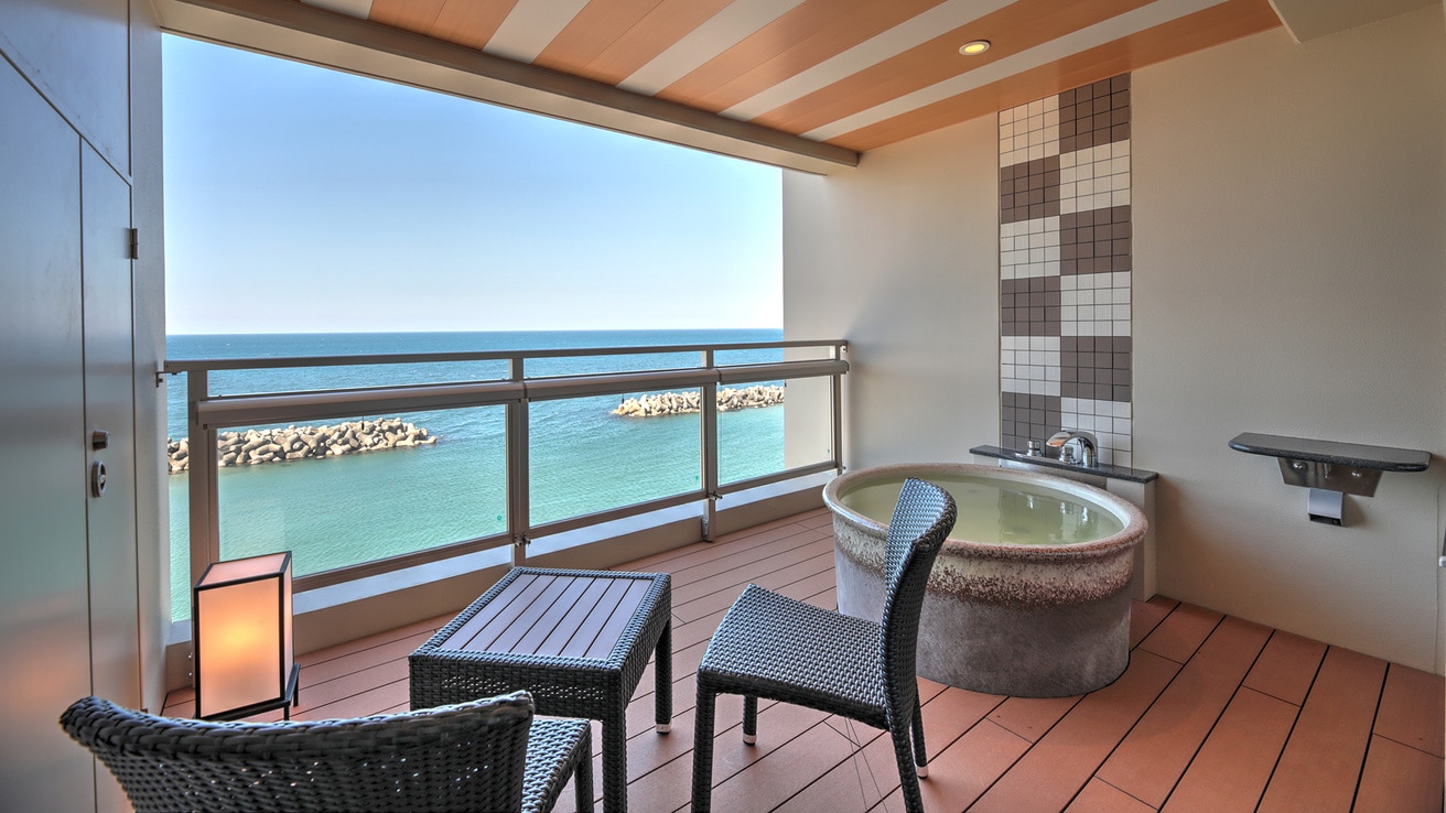  All rooms have ocean views, and all rooms have an open-air hot spring bath. It is a completely private hot spring with a superb view of the sea.