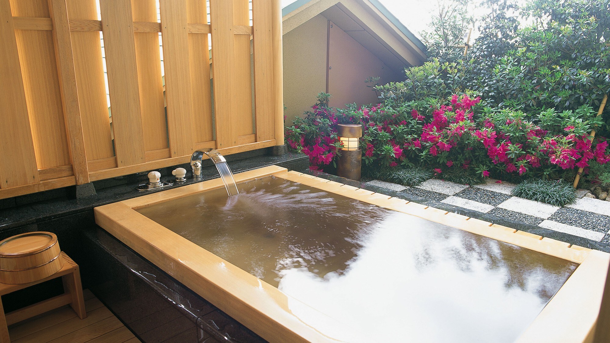[Kaede no Wing B type] Suite Japanese-style room with open-air bath Guest room open-air (example) * Not a hot spring