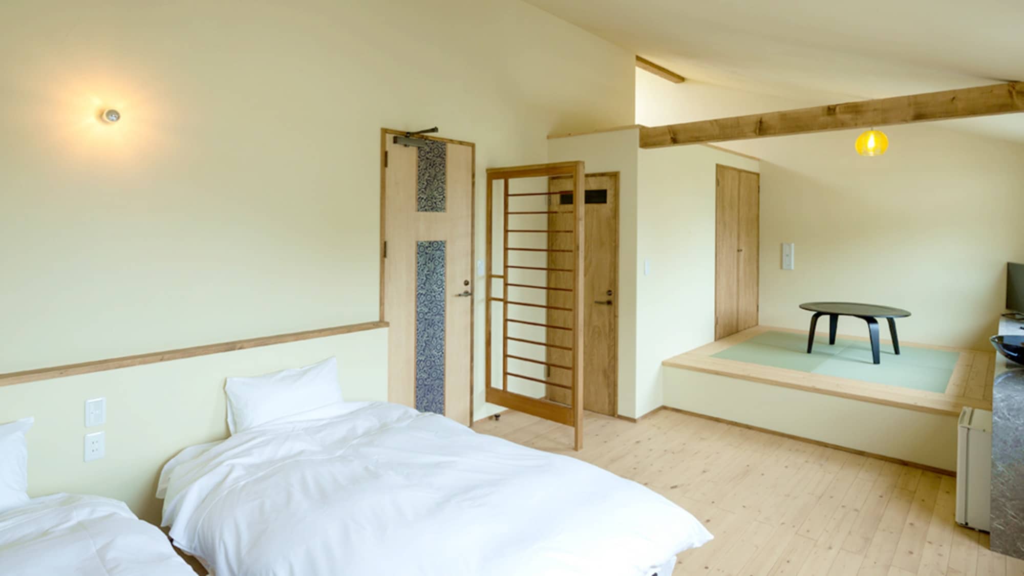 *Example of a guest room/Deluxe room/You can relax on the tatami mats.