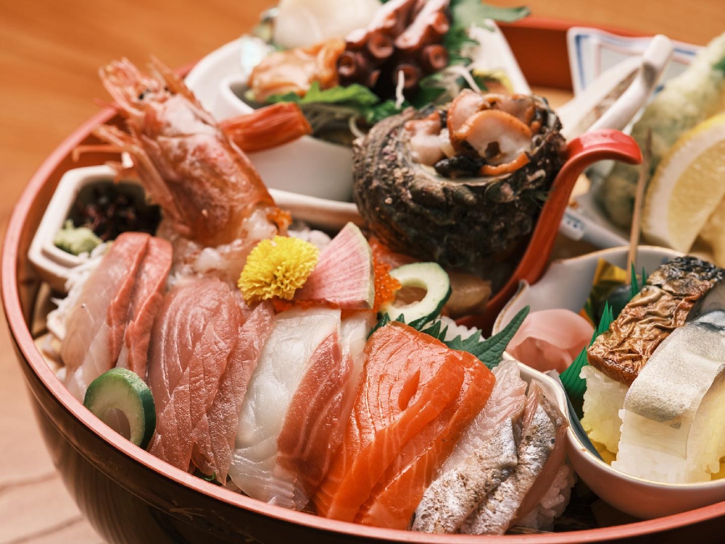 Dinner: "Hama no Treasure Box" (seafood bowl)