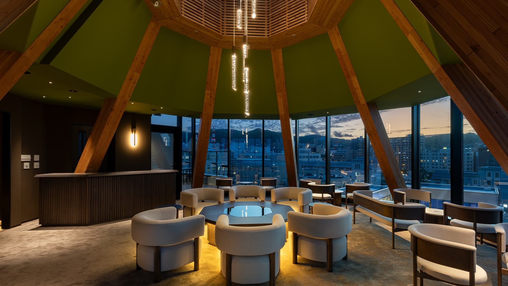 [Rooftop Bar] <6F> A rooftop bar with a motif of Otaru's lighthouse. At night, the atmosphere is glamorous.
