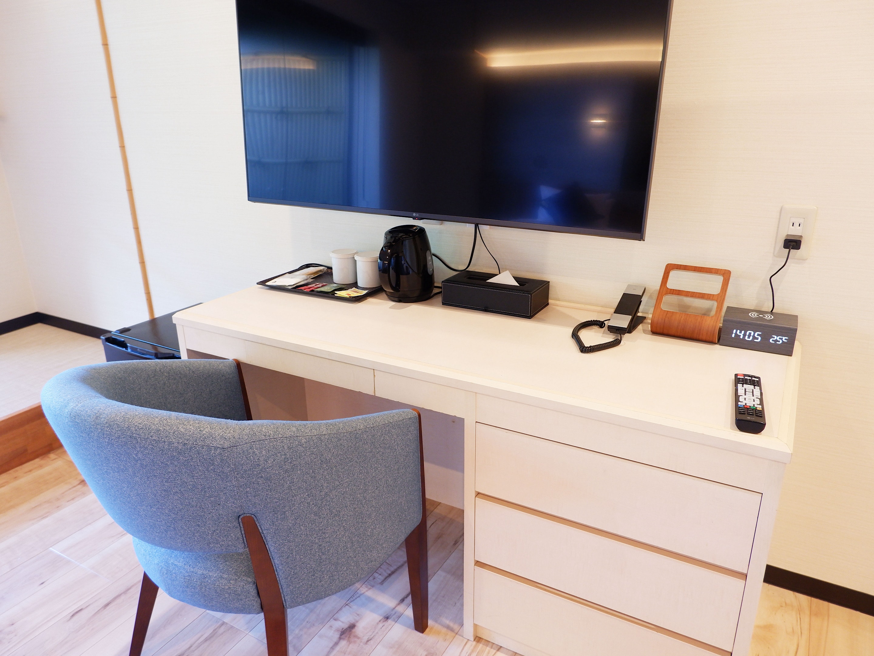 [Modern Western-style room] 40 square meters + terrace 11 square meters, Shigaraki-yaki open-air bath