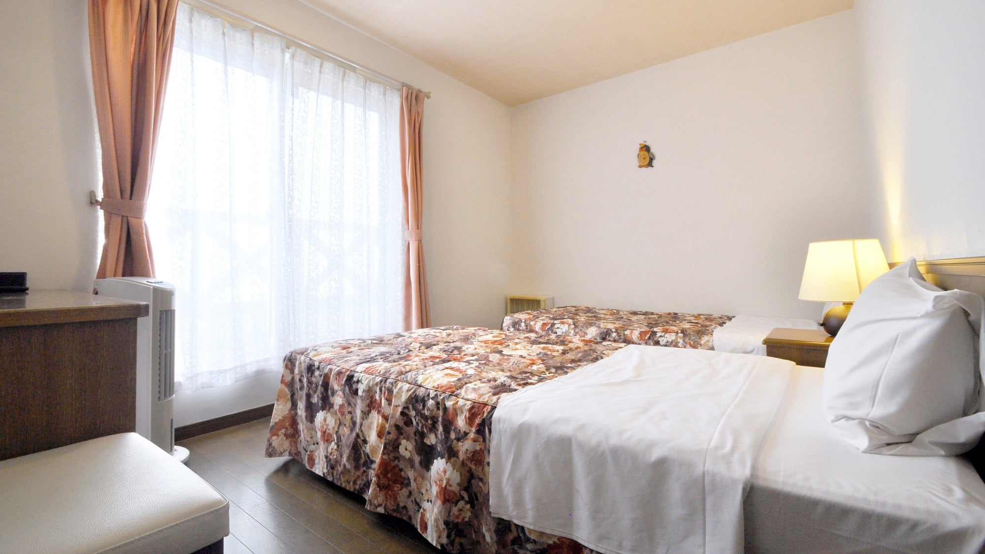 [ห้องเตียงคู่หันหน้าออกสู่มหาสมุทร] แสงแดดสดใสส่องเข้ามาทางหน้าต่างระเบียง