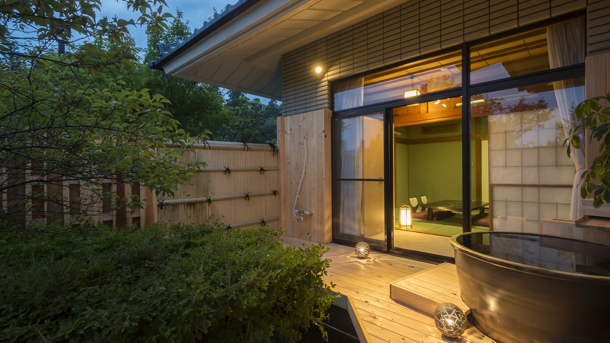 Please spend quality time in the guest room with an open-air bath