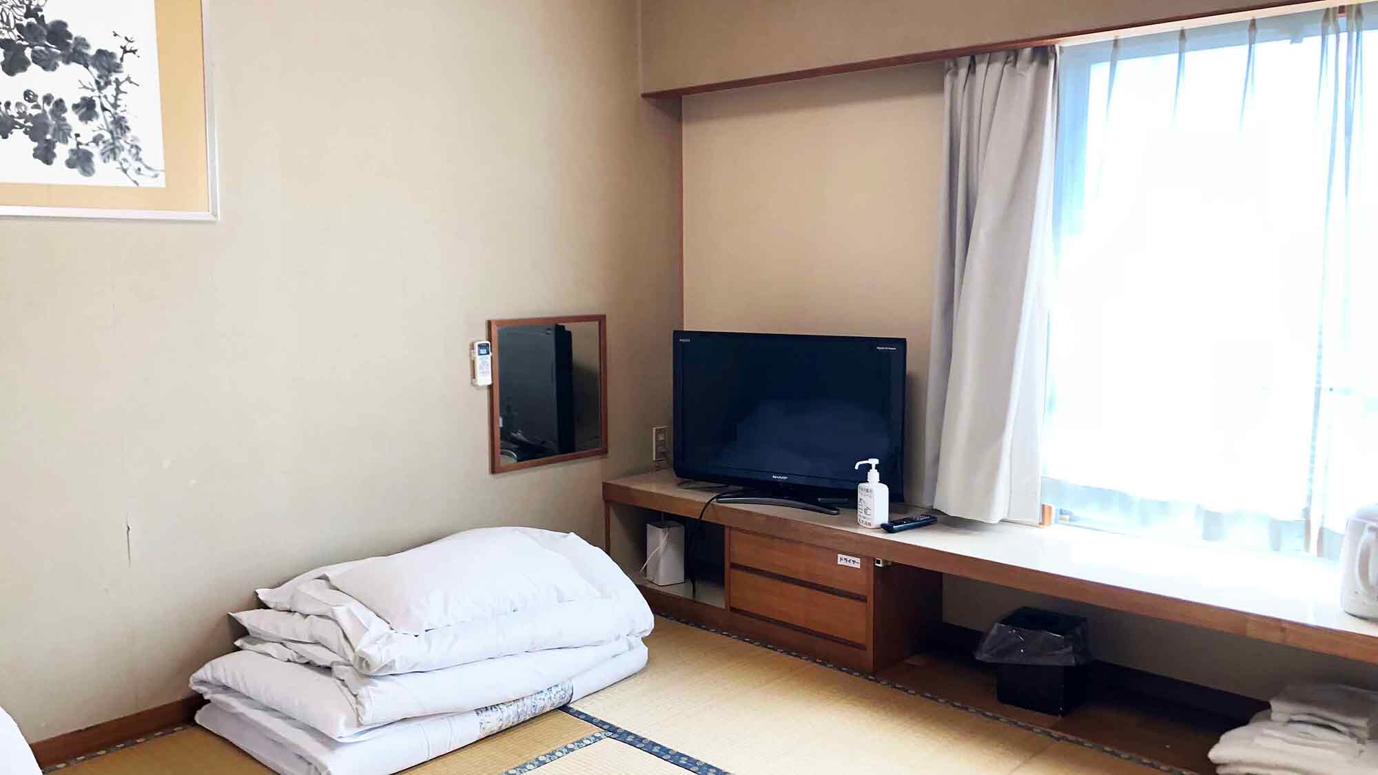 ・ Japanese-style room 8 tatami mats