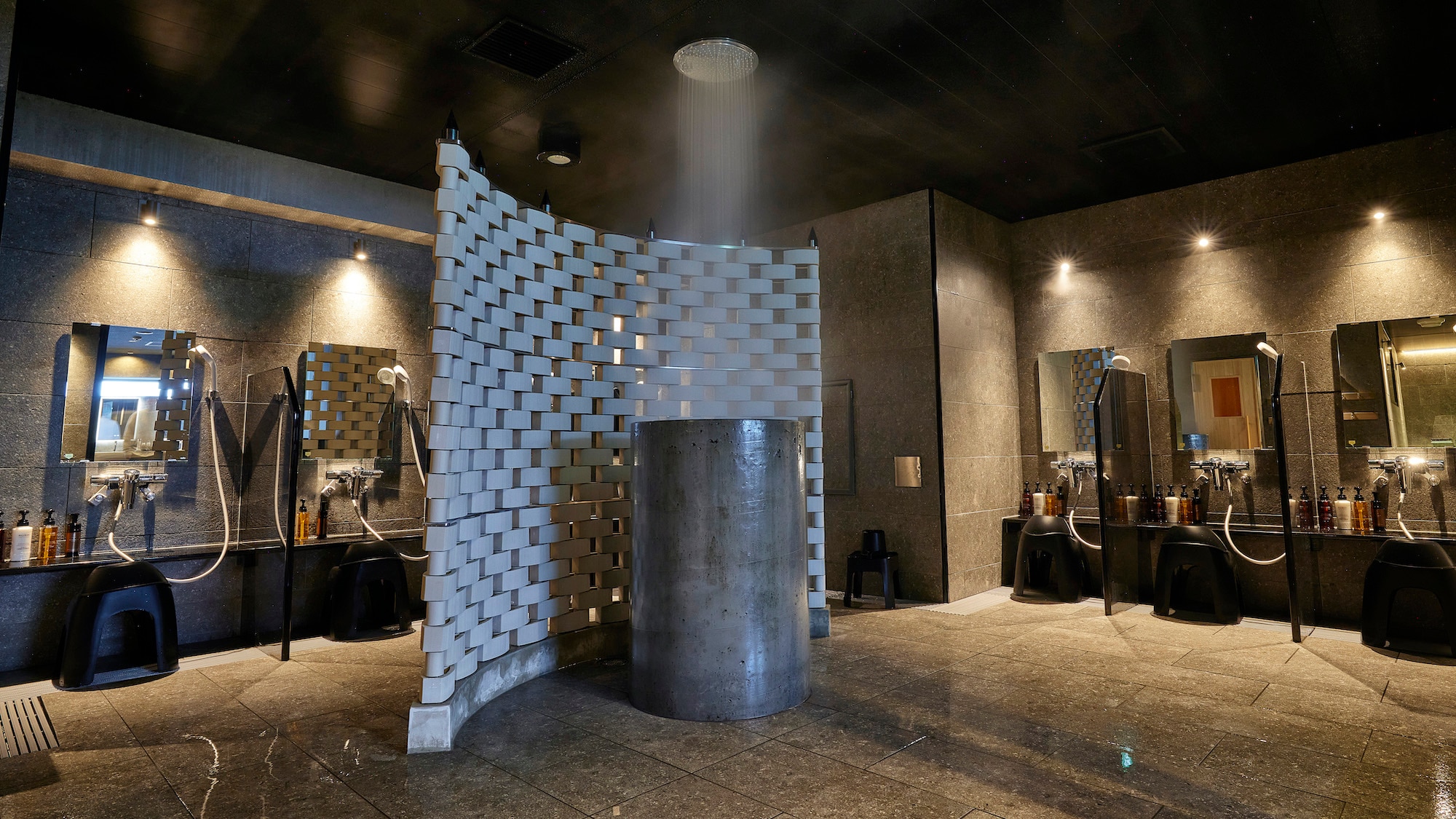 "Kawa no Yu" large public bath for men, hanging hot water
