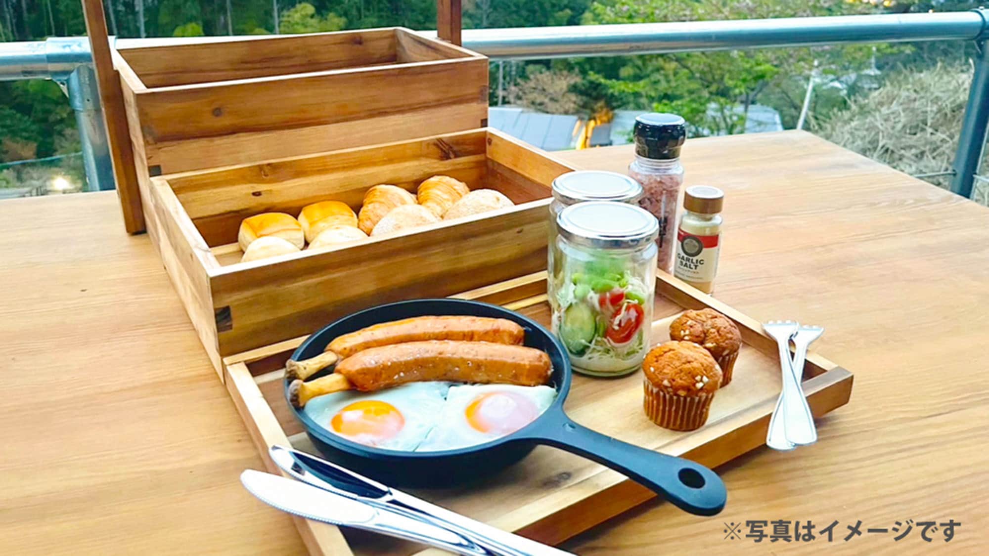 ・[Bữa sáng (ví dụ)] Ngoài bốn loại bánh mì trong ngày, chúng tôi còn cung cấp thịt xông khói và trứng, súp và món tráng miệng.