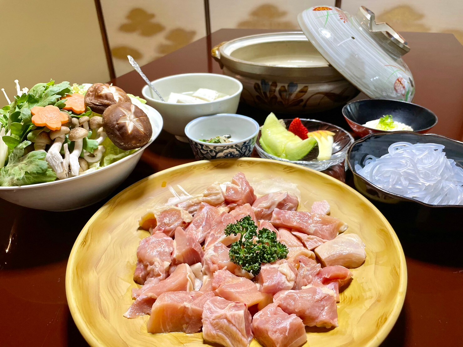 Weekday only: Special price chicken hotpot with 250g of chicken per person! The price is also easy on the wallet.