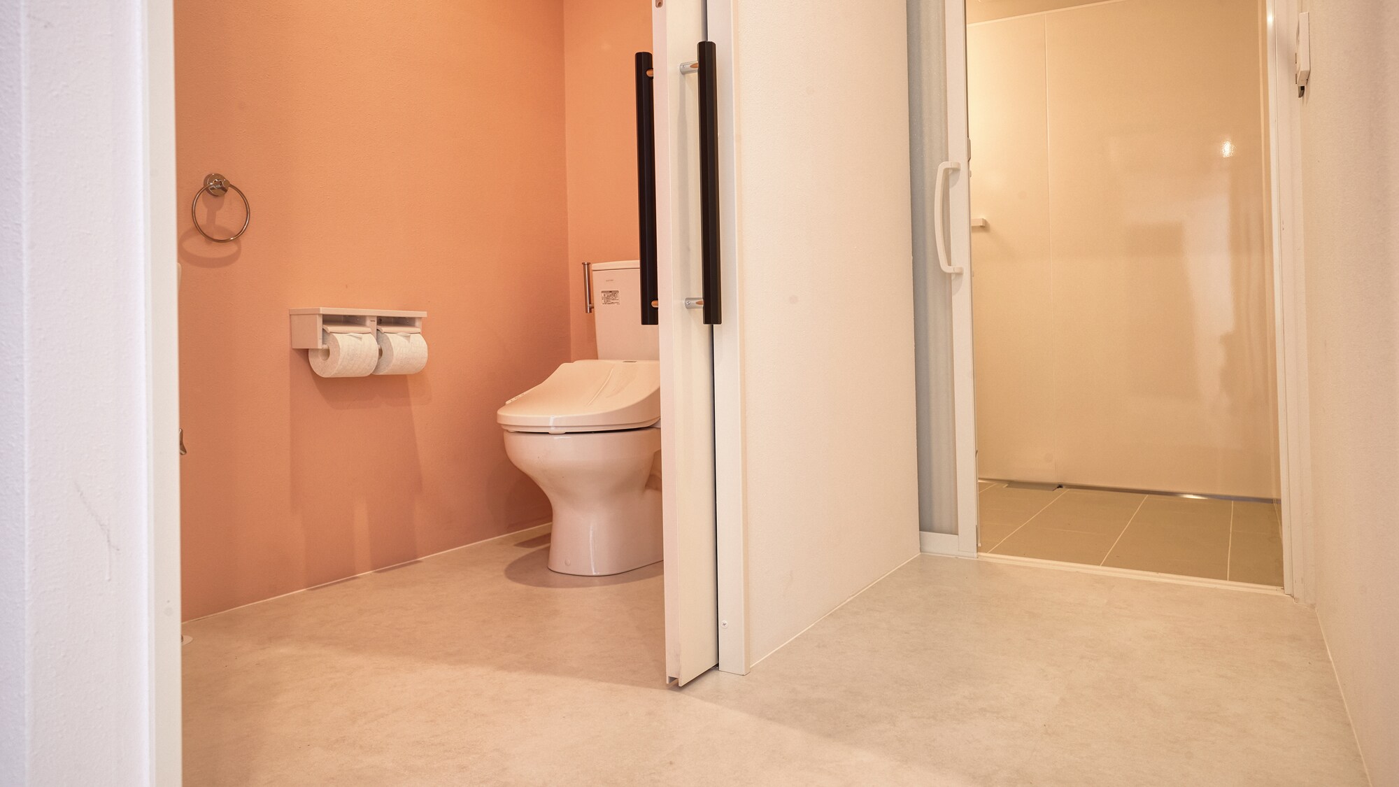 휠체어에서도 사용하기 쉬운 넓은 화장실. 난간도 완비되어 안심하고 사용하실 수 있습니다.