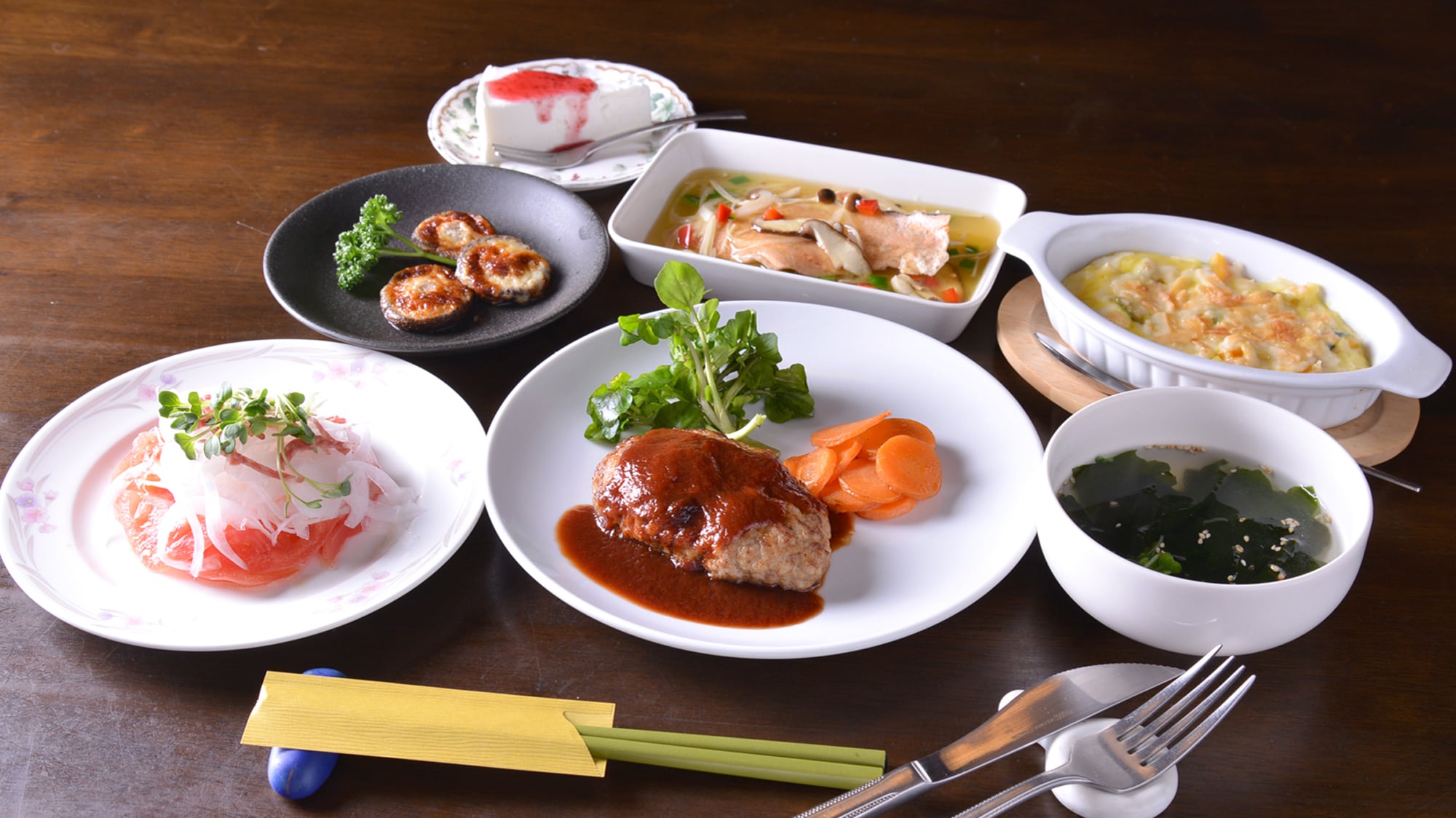 * [晚餐示例] 享用店主自己使用的菜肴，充分利用时令食材和当地食材。