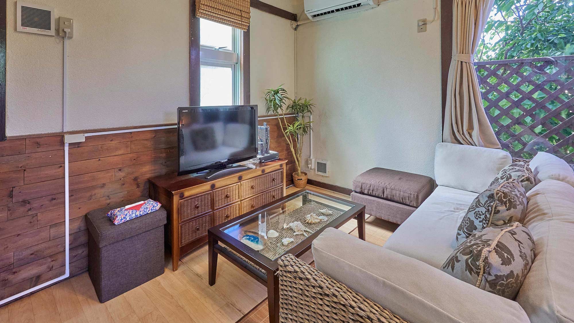 [Hills Churaumi 1st floor, living room] Relax on the sofa and enjoy Okinawa Island time