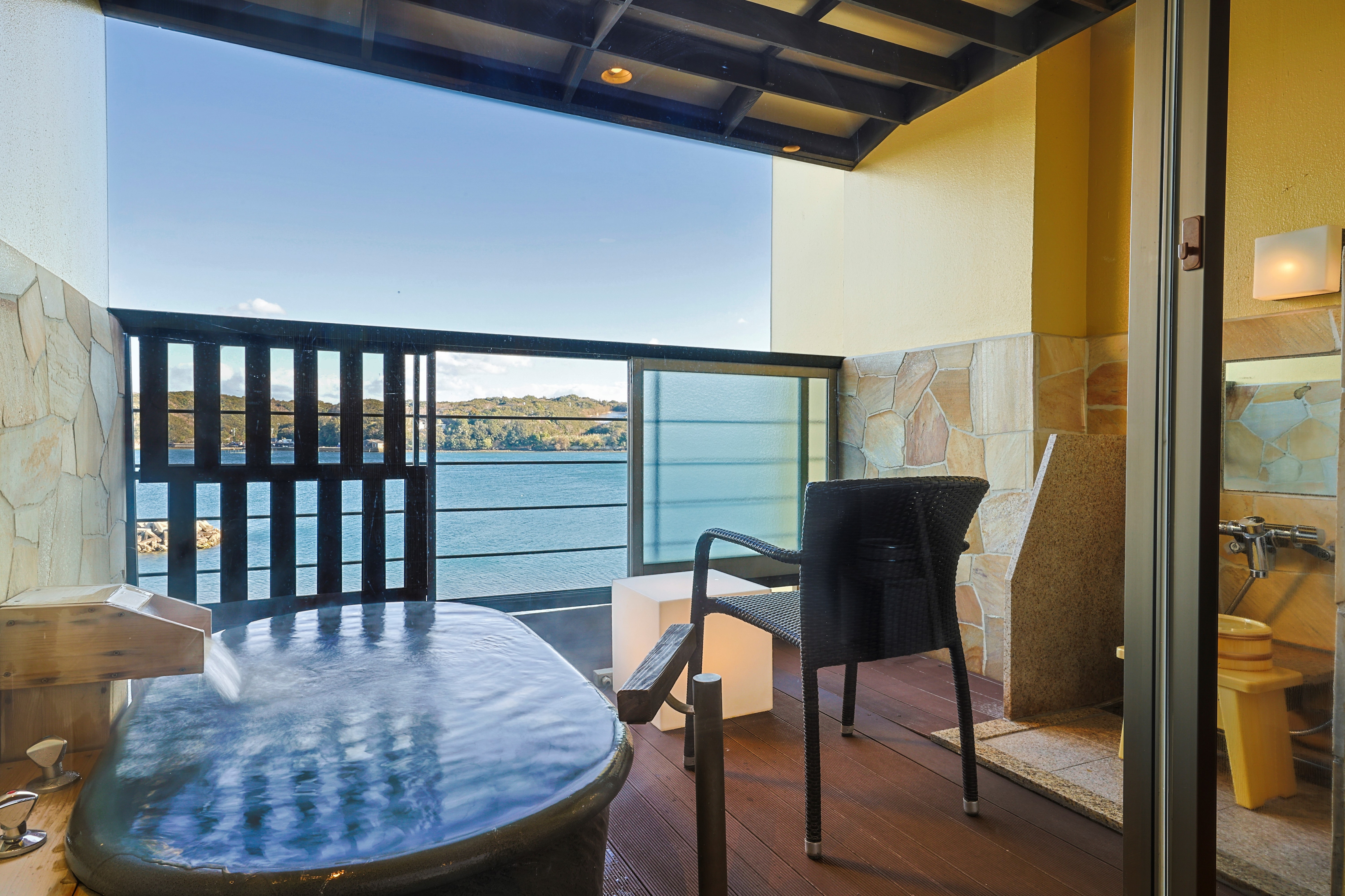 Guest room open-air bath