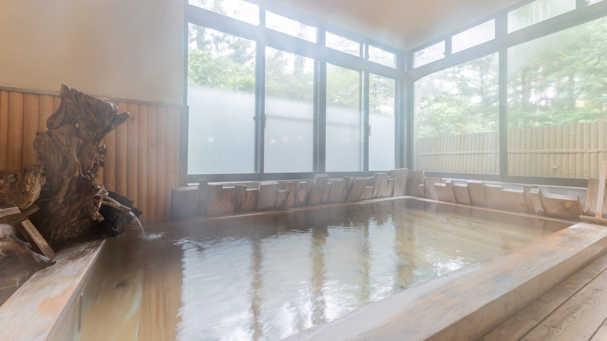 * [Large public bath (women)] The rich scent of the cypress wood bath fills the bathroom. Refresh yourself with the feeling of bathing in the forest.