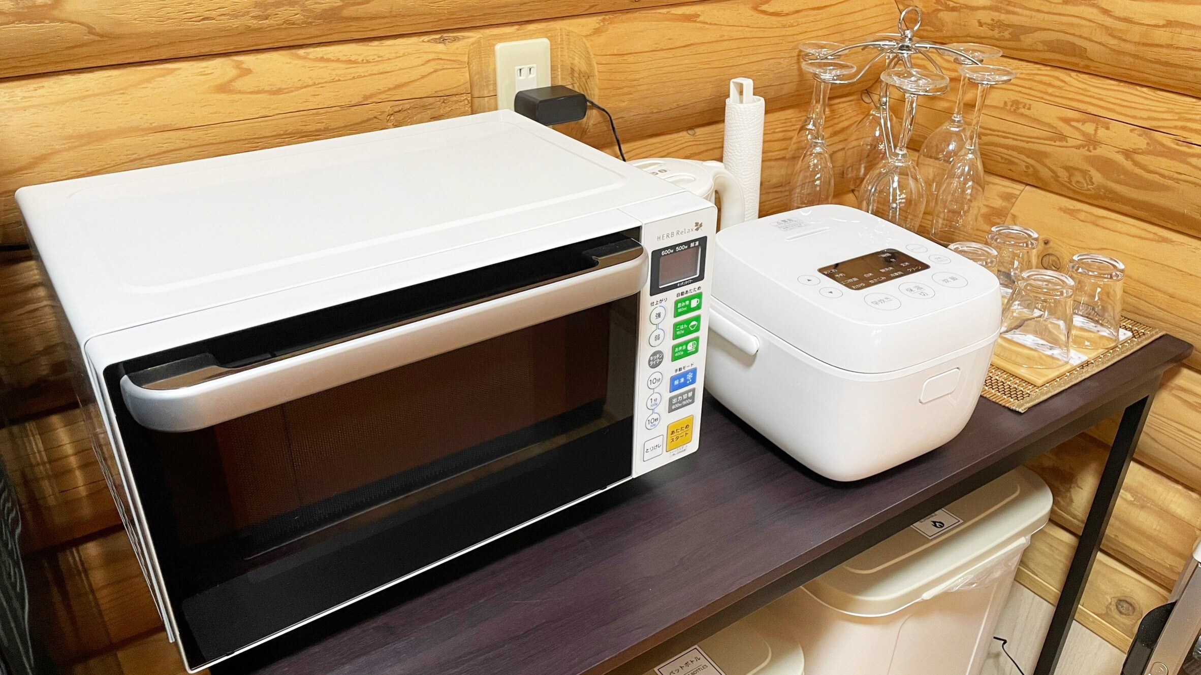 也提供微波爐和電熱水壺等烹飪設備。