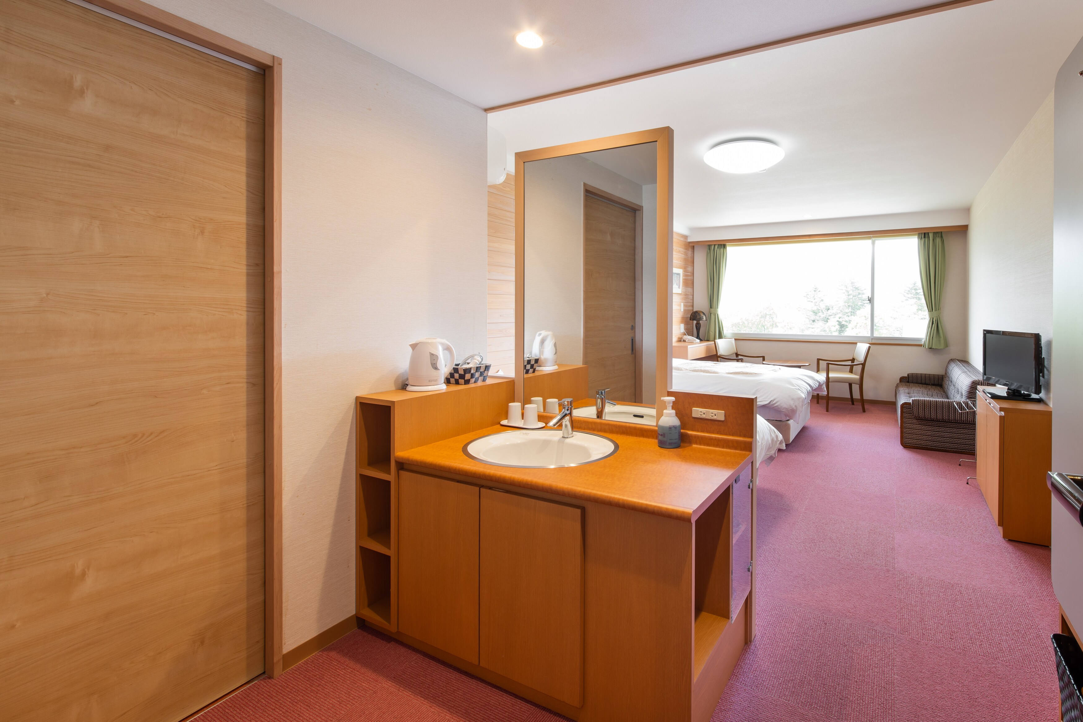Western-style twin room with toilet and washbasin
