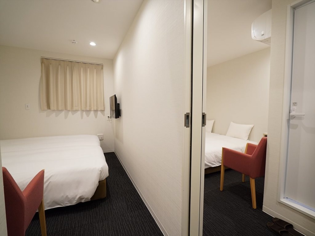 Connect room connected by the middle door