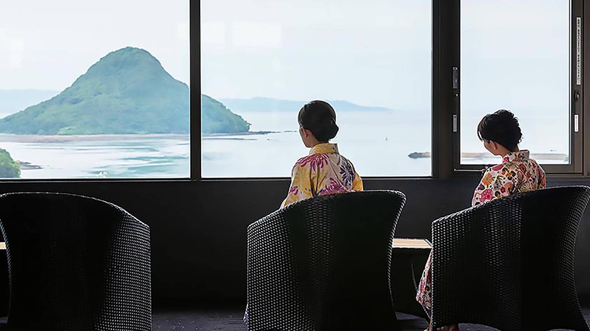 沐浴後，您可以在此放鬆身心，欣賞天草富士山和有明海的壯麗景色。