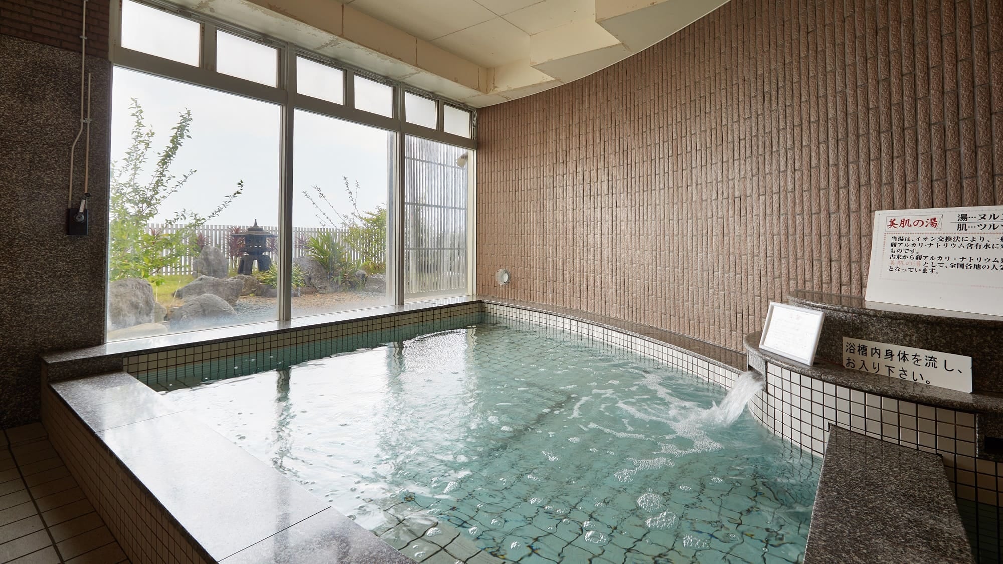 ห้องอาบน้ำสาธารณะขนาดใหญ่ *สิ่งอำนวยความสะดวกแบบชำระเงิน