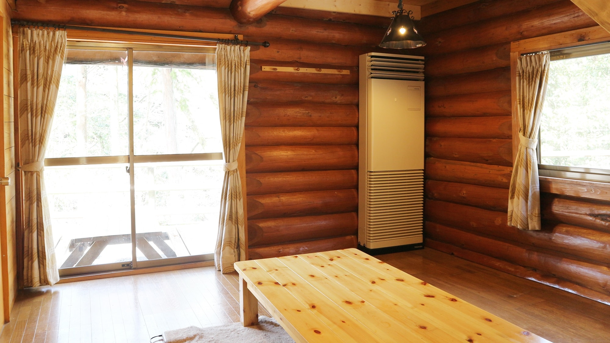 * [Example of cottage] High ceiling, thick log beams, wide loft in skylight. A cottage full of the scent of fresh trees