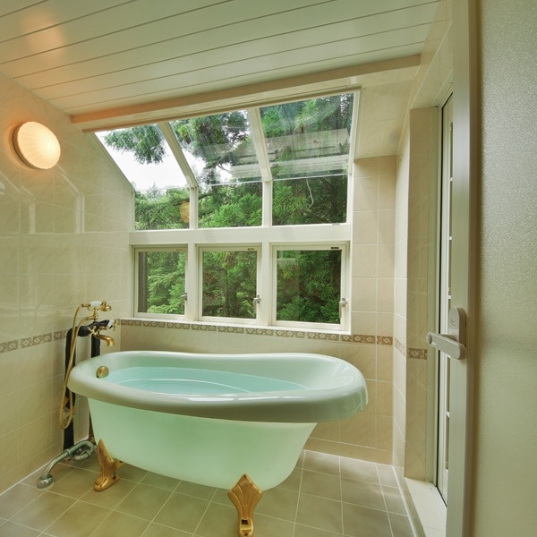 [208/Tipe Standar] Teras pribadi bergaya Barat dengan bak mandi luar ruangan berkaki cakar