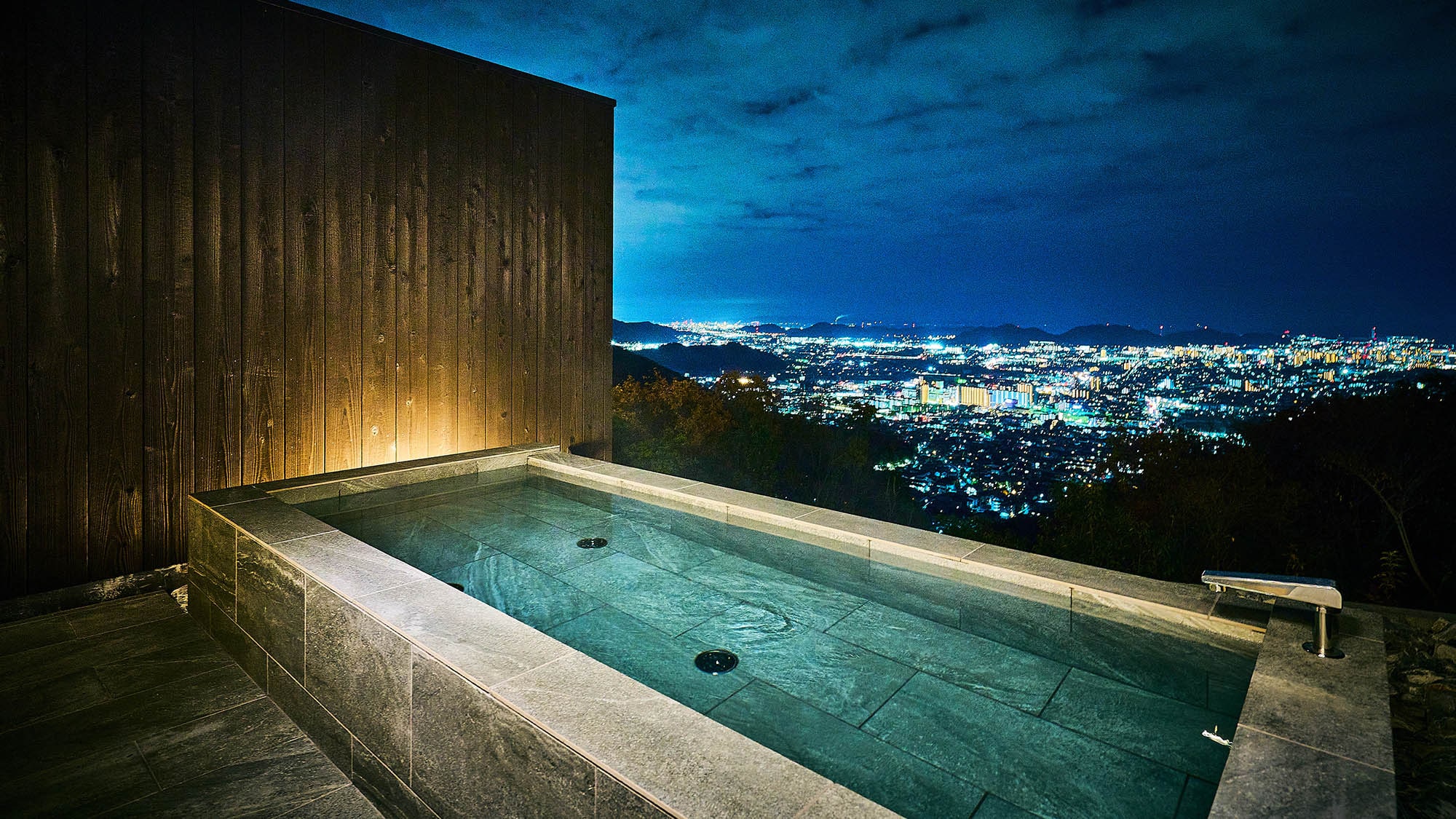 ・【露天浴池共用桑拿（僅限男性）】夜晚的露天浴池與白天的氣氛截然不同。