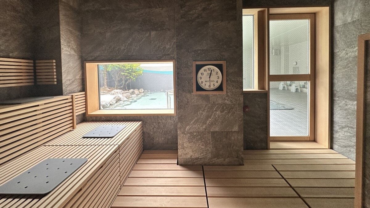 Large communal bath with open-air bath and sauna