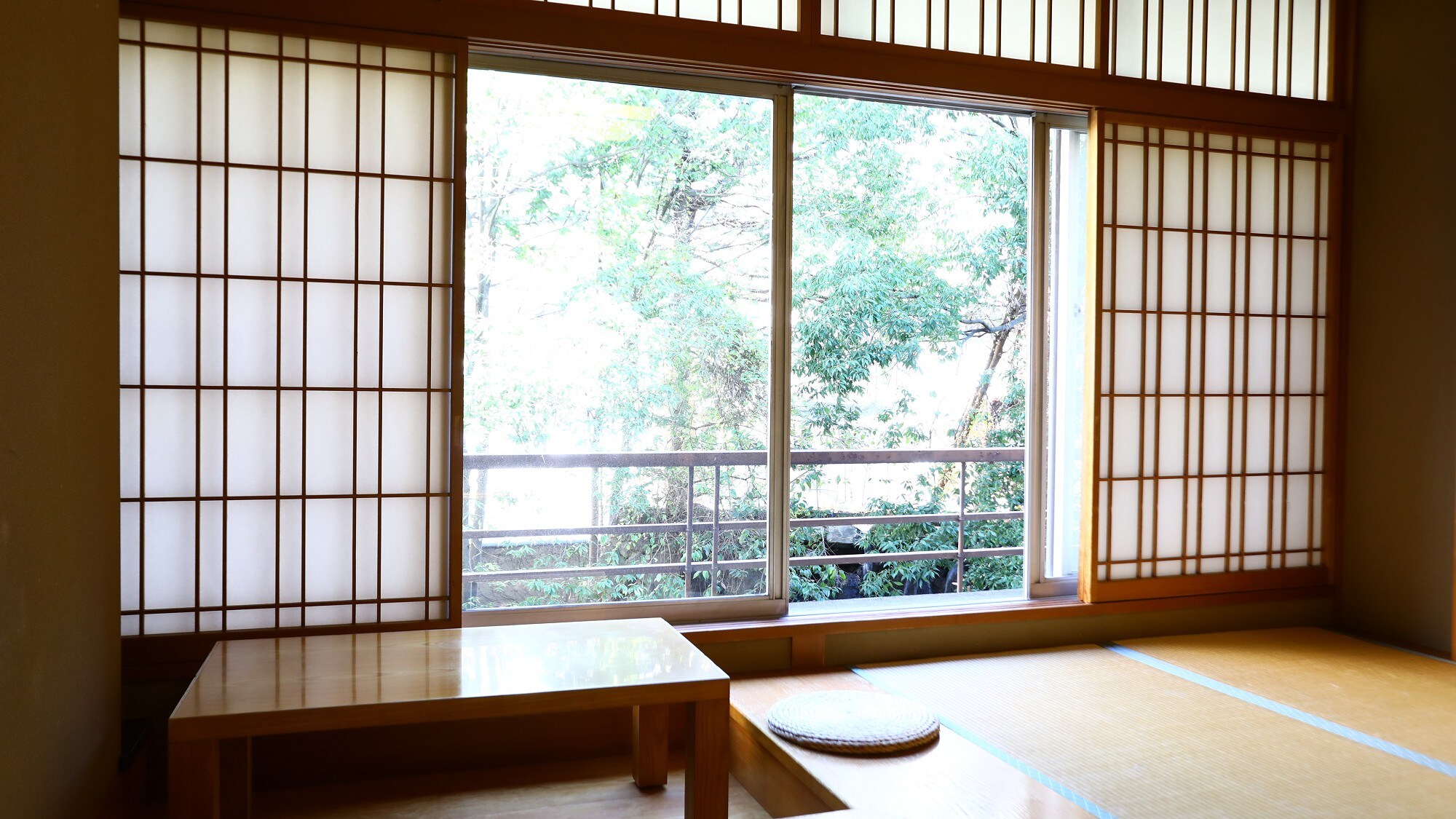 ◇ [Standard] Open-air Japanese-style room (non-smoking, 10 tatami mats) with a view of the pond garden.