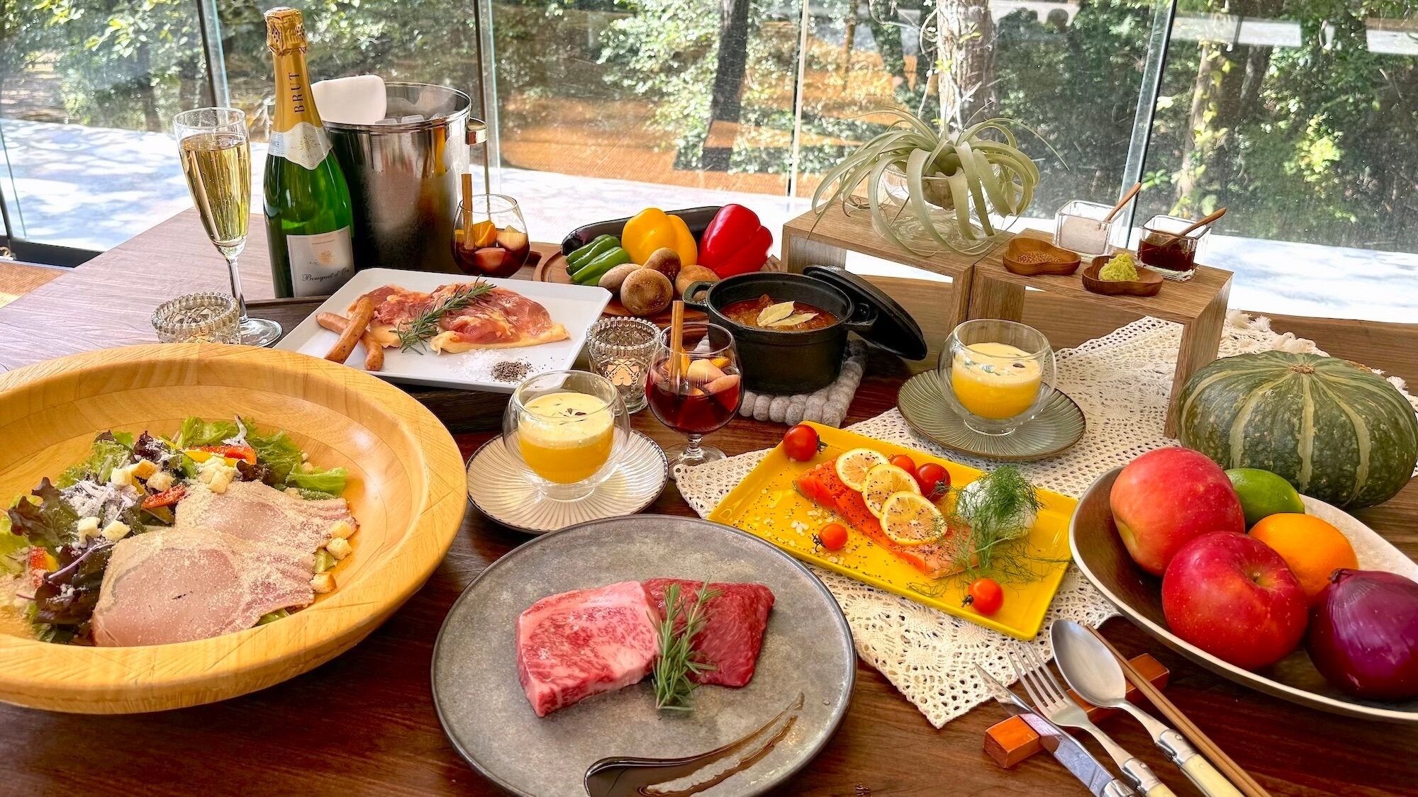 "Tiệc BBQ theo mùa" được giám sát bởi chuyên gia BBQ Yuki Nakayama. Một bữa tối BBQ tinh tế với hương vị theo mùa được nướng hoàn hảo.