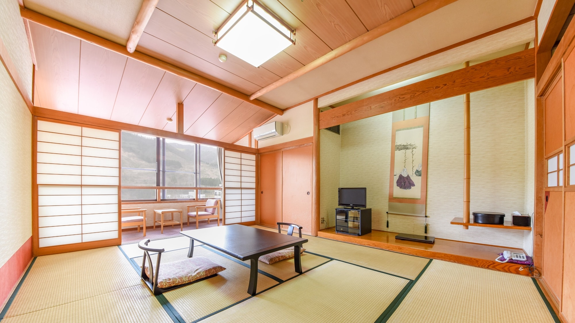 * Example of guest room ・ Japanese-style room 10 tatami mats / A relaxing time in a room with a faint scent of tatami mats.
