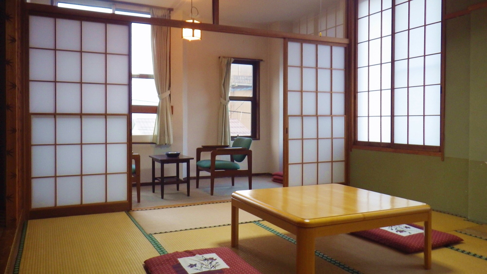 * [Japanese-style room 8 tatami mats + wide rim 4 tatami mats] A warm, pure Japanese-style room. Take a rest on tatami mats after the bath.