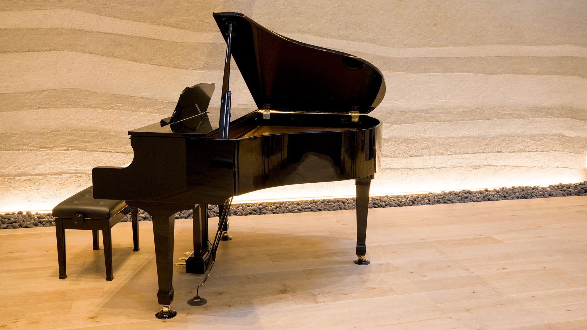 [Building A] An automatic piano available only in suite rooms (customers can also play it)