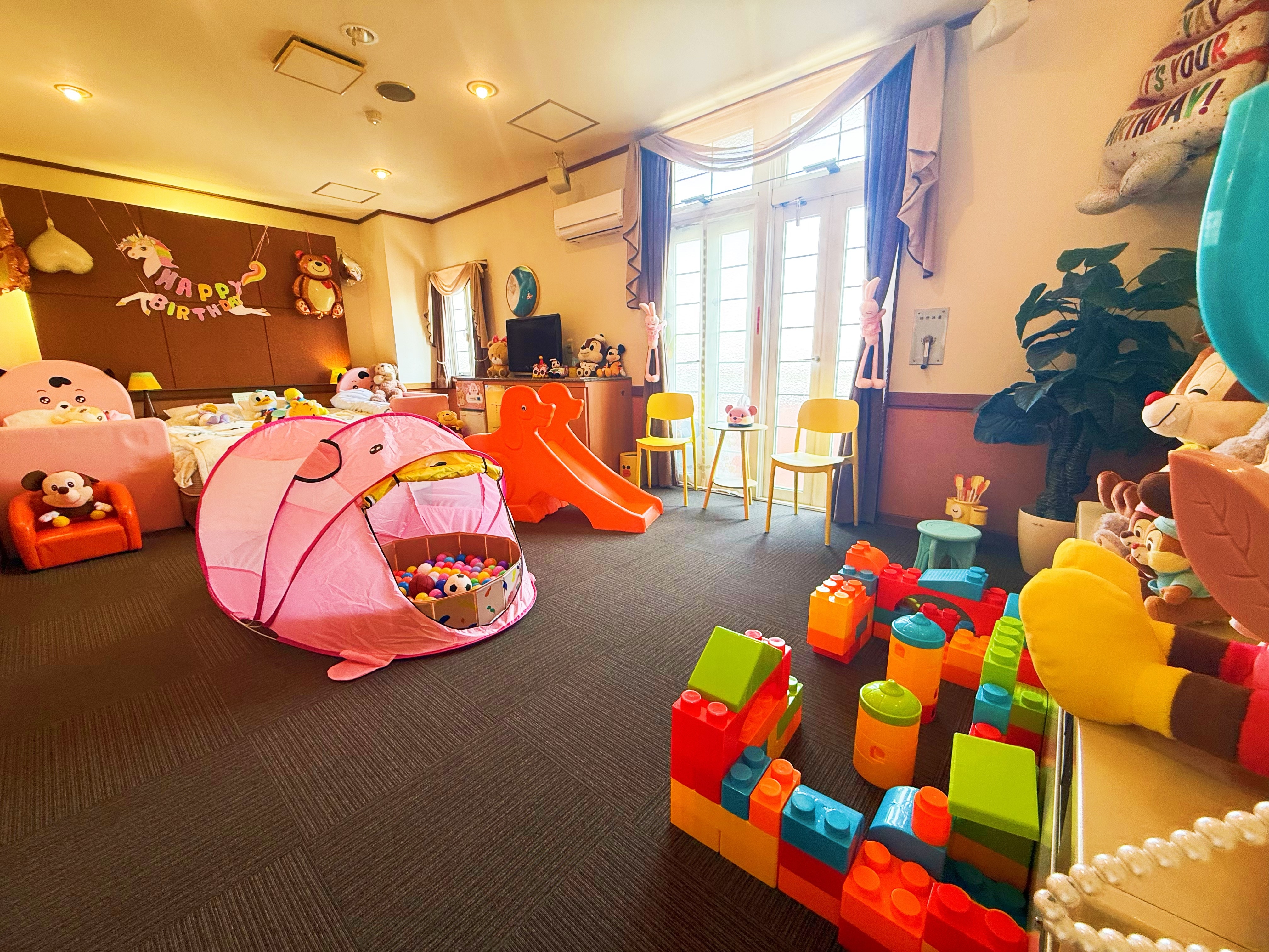 ห้อง 404: ห้องตัวละคร