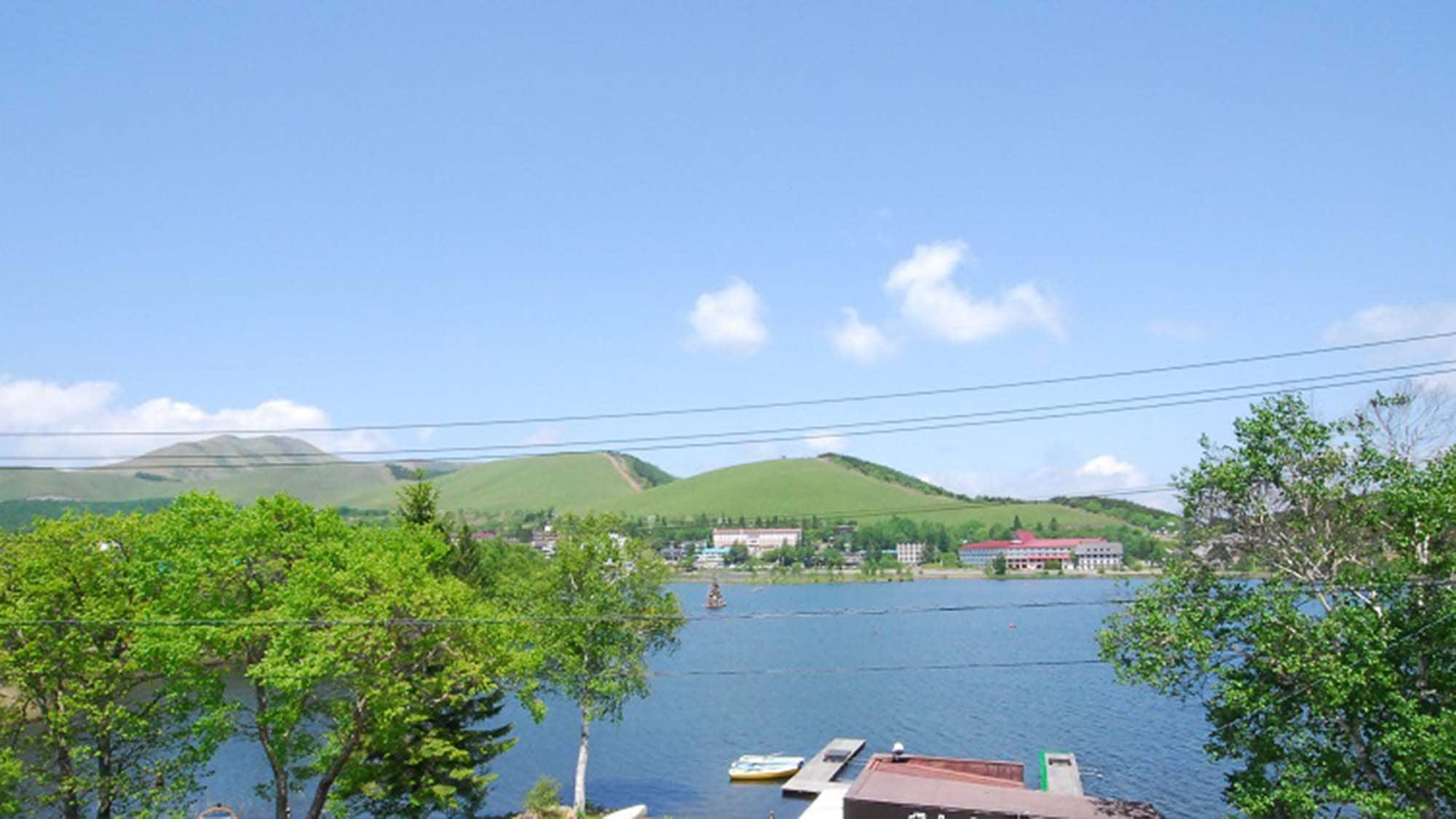 ・The view from the main building. You can see Lake Shirakaba.