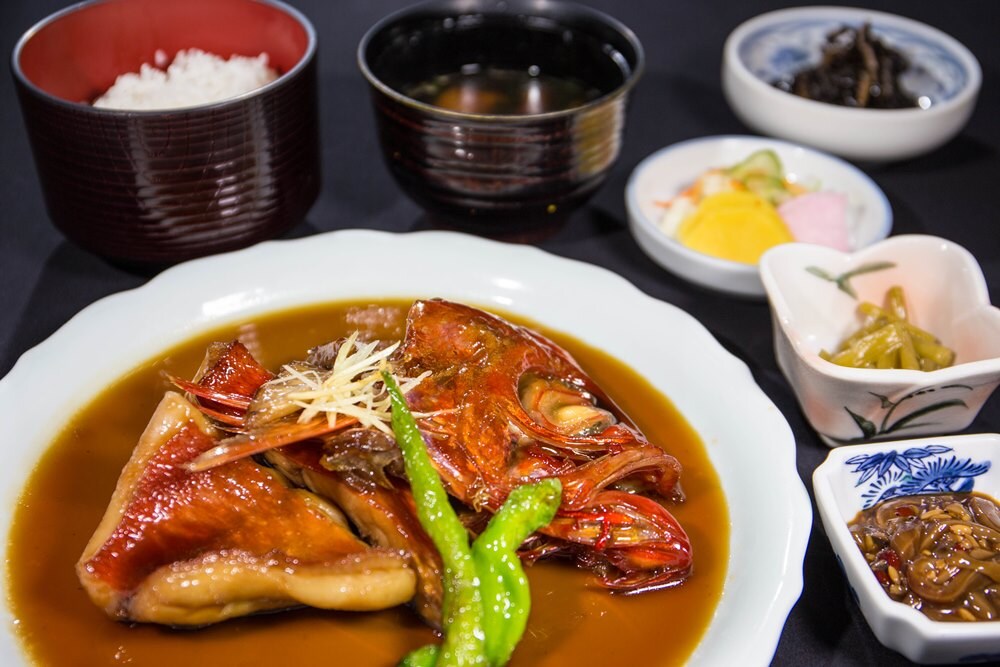 Boiled golden-eyed fish set meal